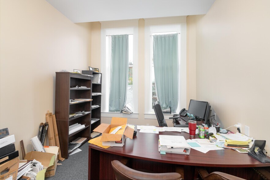 More Photos Of 622-630 SE Jackson St, Roseburg Storefront For Sale