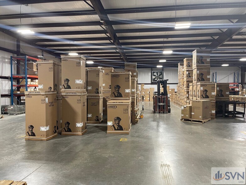 More Photos Of 36 W Chatham Ct, Garden City Showroom For Lease