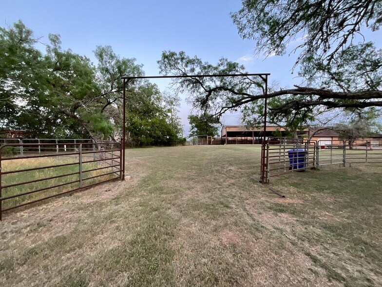 More Photos Of 1310 W Grand Ave, Yoakum Veterinarian Kennel For Sale