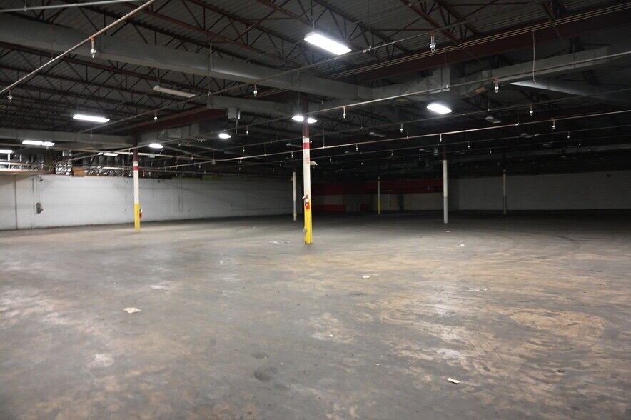 More Photos Of 2300 Claremont Ave, Ashland Freestanding For Lease