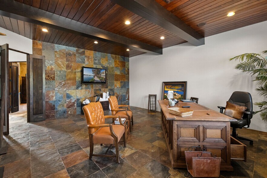 More Photos Of 1703 Highway 35 S, Rockport Office Residential For Lease