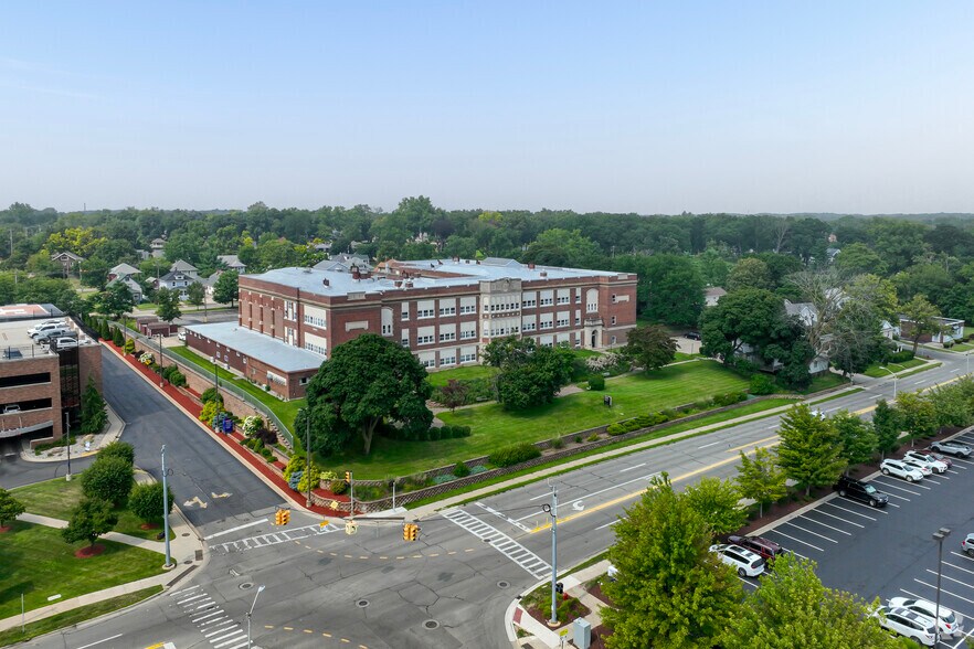 More Photos Of 1210 E Michigan Ave, Jackson Medical For Sale