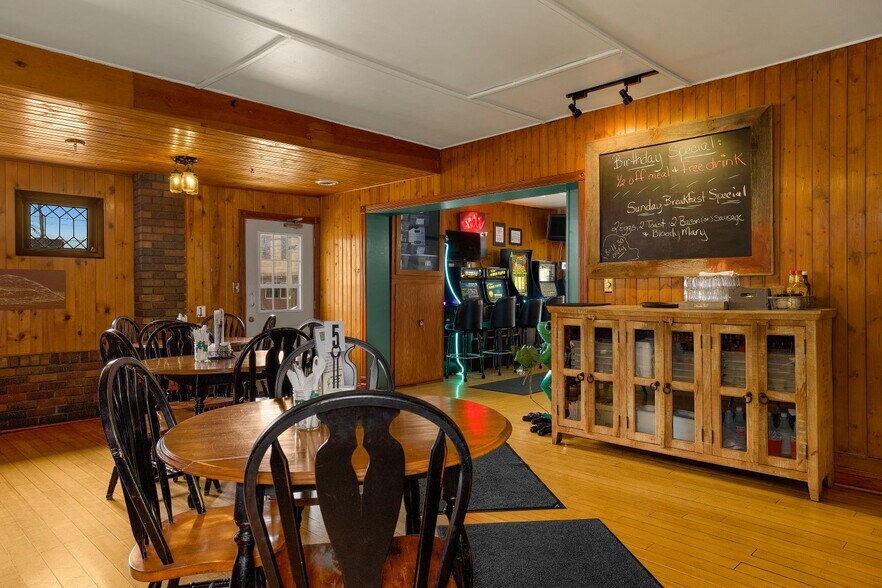More Photos Of 112 N Shore Dr, Fountain City Restaurant For Sale