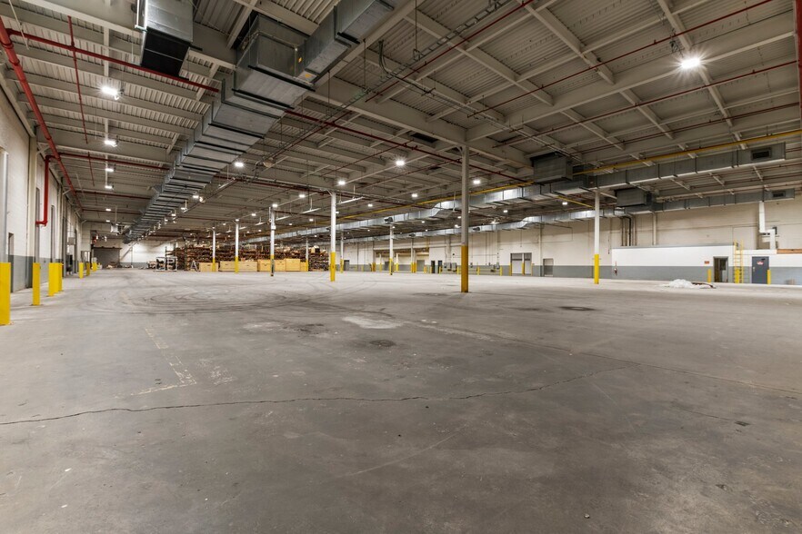 More Photos Of 327 Lewis St, Oxford Distribution For Lease