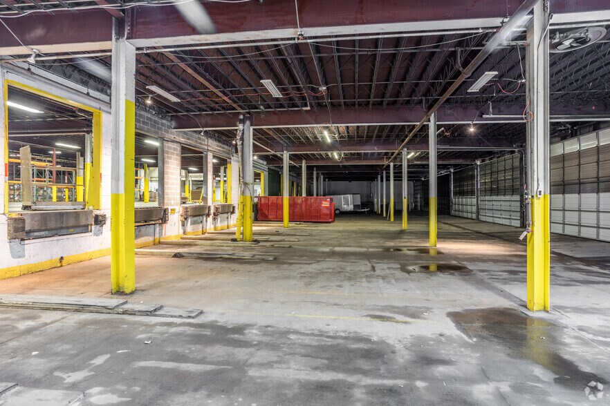 More Photos Of 1500 Delaware Ave, Des Moines Distribution For Lease