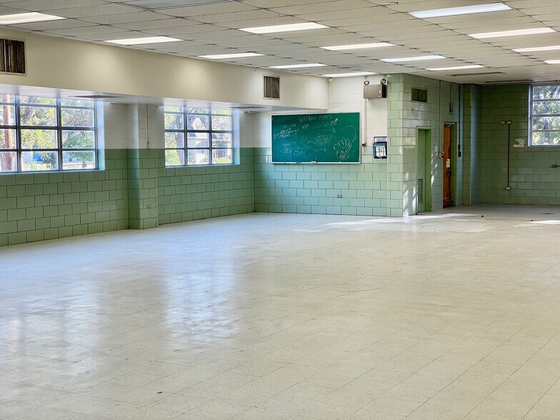 More Photos Of 216 E College St, Seguin Flex For Sale