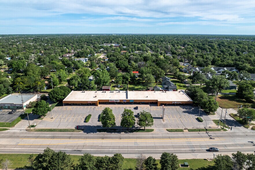 More Photos Of 4800 W Maple St, Wichita Storefront Retail Office For Lease