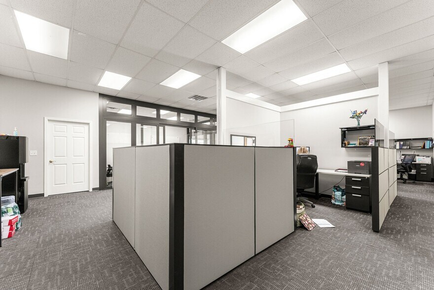 More Photos Of 3917 Old Flowery Branch Rd, Oakwood Flex For Lease
