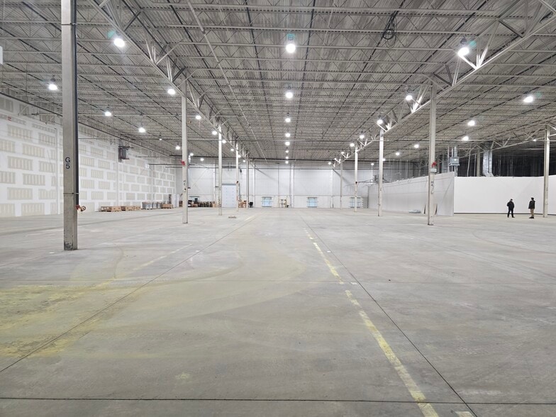 More Photos Of 60 Starlifter Ave, Dover Warehouse For Lease
