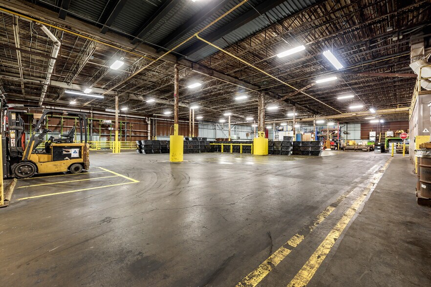 More Photos Of 2620 Rue Bernard-Pilon, Saint-Mathieu-de-Beloeil Manufacturing For Sale