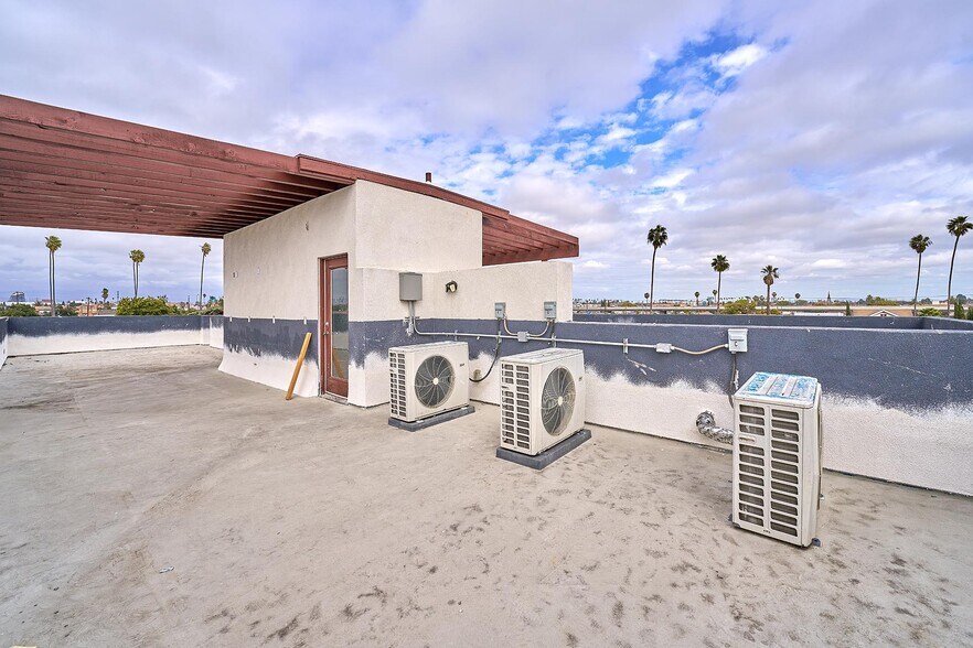 More Photos Of 550 W 47th St, Los Angeles Apartments For Sale