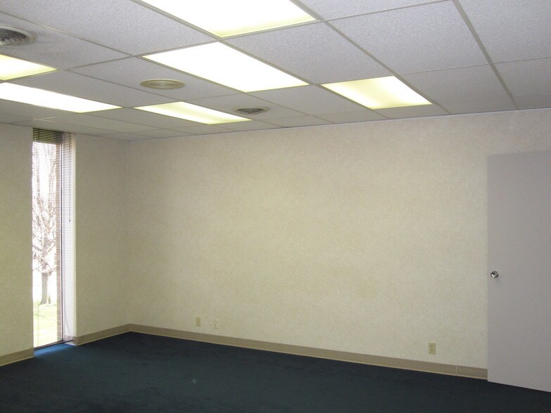 More Photos Of 1657 Commerce Dr, South Bend Coworking Space