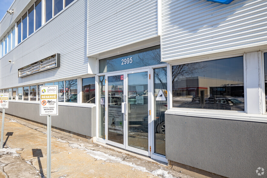 More Photos Of 2995-2999 Boul Le Corbusier, Laval Warehouse For Lease