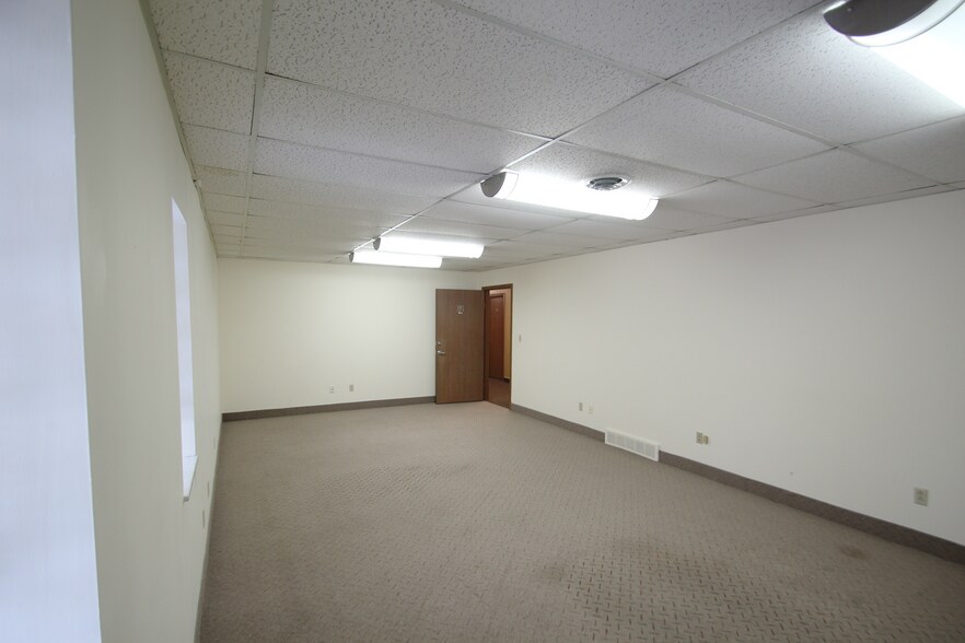 More Photos Of 15110 Foltz Industrial Pky, Strongsville Manufacturing For Lease