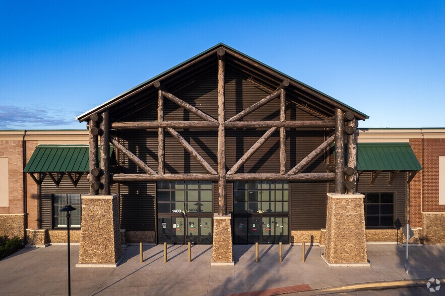 More Photos Of 1400 S Randall Rd, Algonquin Freestanding For Lease