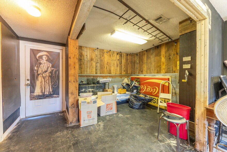 More Photos Of 15 Main St, Mammoth Spring Service Station For Sale