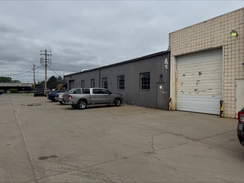 More Photos Of 33380-33386 Groesbeck Hwy, Fraser Industrial For Sale
