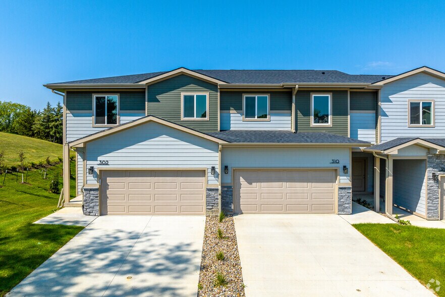 More Photos Of 9125 Calvin Dr, West Des Moines Apartments For Sale