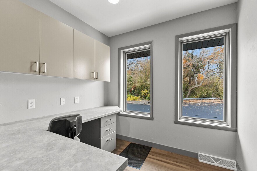 More Photos Of 2009 S Memorial Dr, Appleton Office For Sale