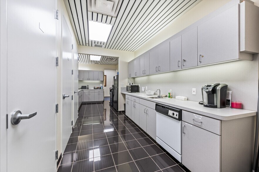 More Photos Of 6015 31st St E, Bradenton Office For Sale