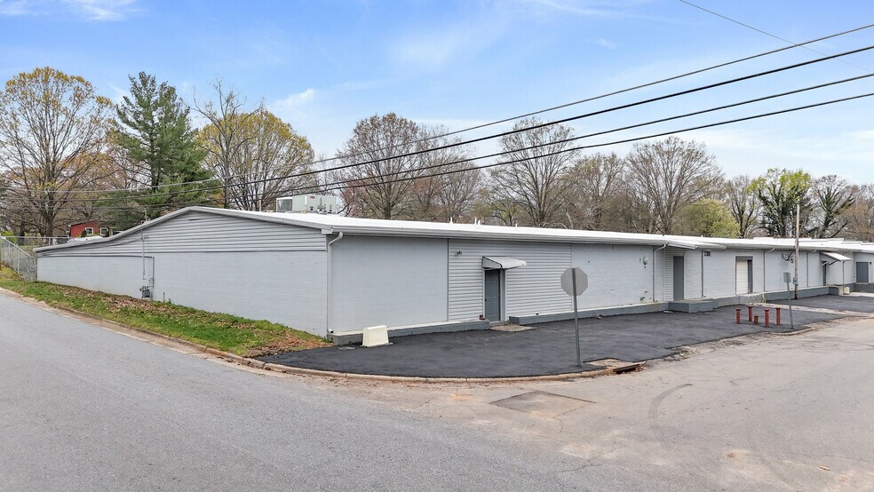 More Photos Of 600 Park Dr, Statesville Warehouse For Lease
