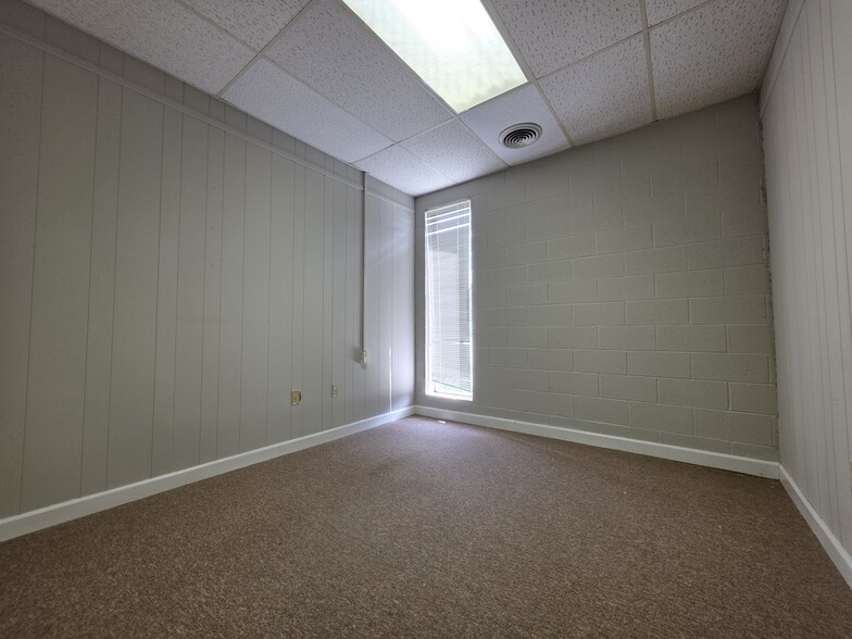 More Photos Of 404 St Andrews Dr, Greenville Office For Lease