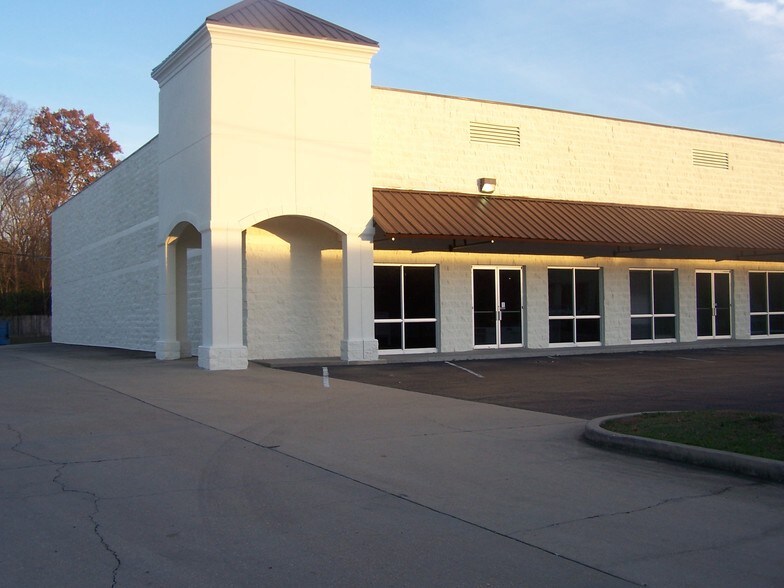 More Photos Of 830 Wilson Dr, Ridgeland Showroom For Lease