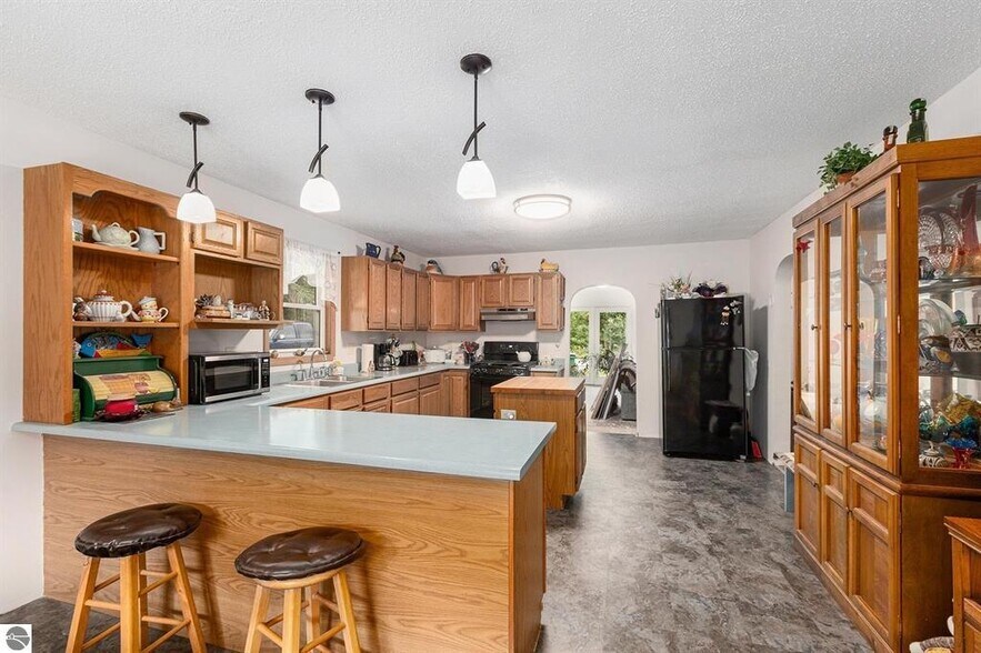 More Photos Of 519 Lake St, Frankfort Hotel For Sale