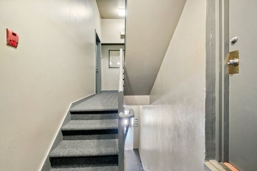 More Photos Of 519-521 N Charles St, Baltimore Office For Sale