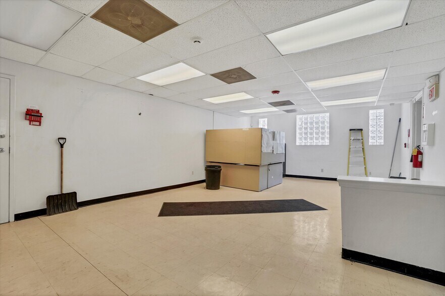 More Photos Of 24 John St, Middletown Office Residential For Sale