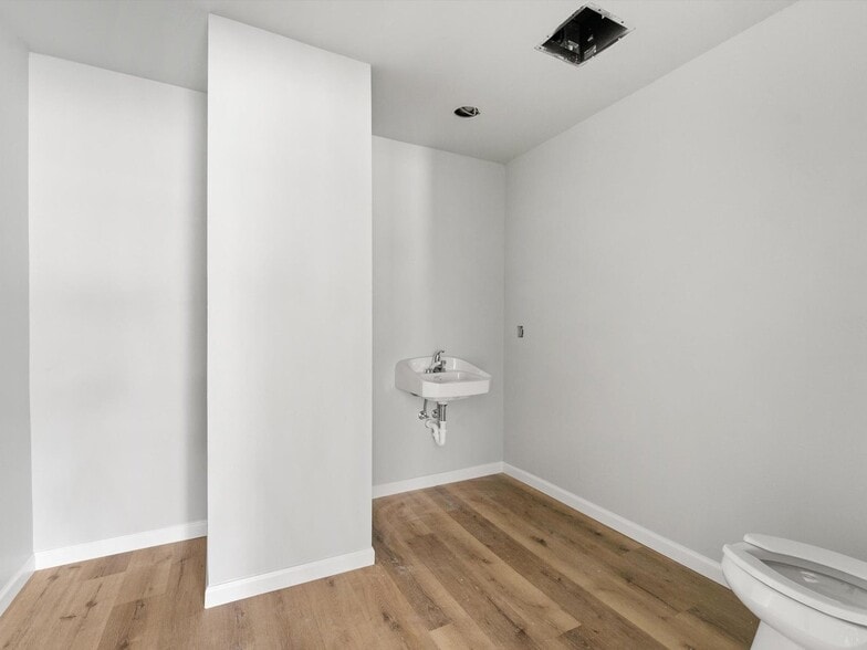 More Photos Of 1410 Washington St, Manitowoc General Retail For Sale