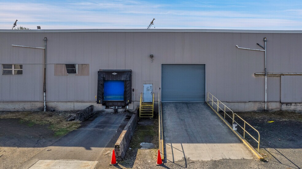 More Photos Of 9930 N Burgard Way, Portland Warehouse For Sale