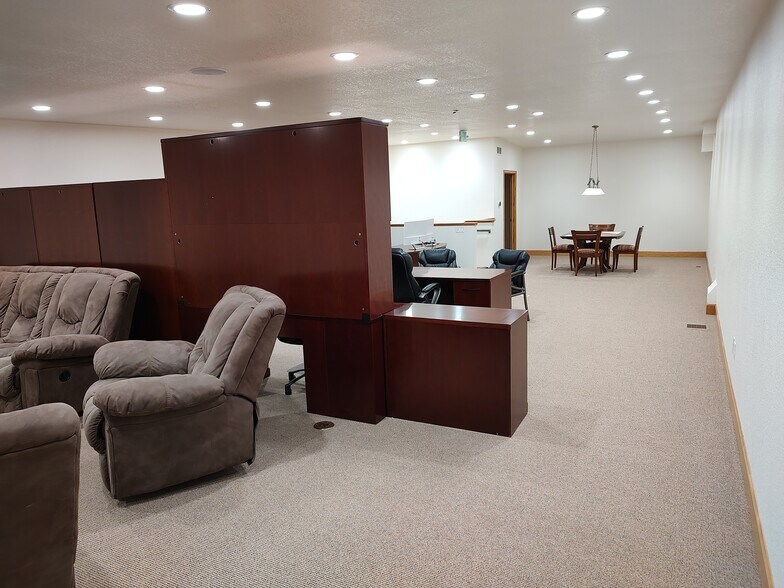 More Photos Of 7352 Greenridge Rd, Windsor Warehouse For Sale