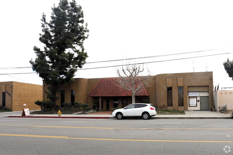 More Photos Of 18750 Oxnard St, Tarzana Warehouse For Lease