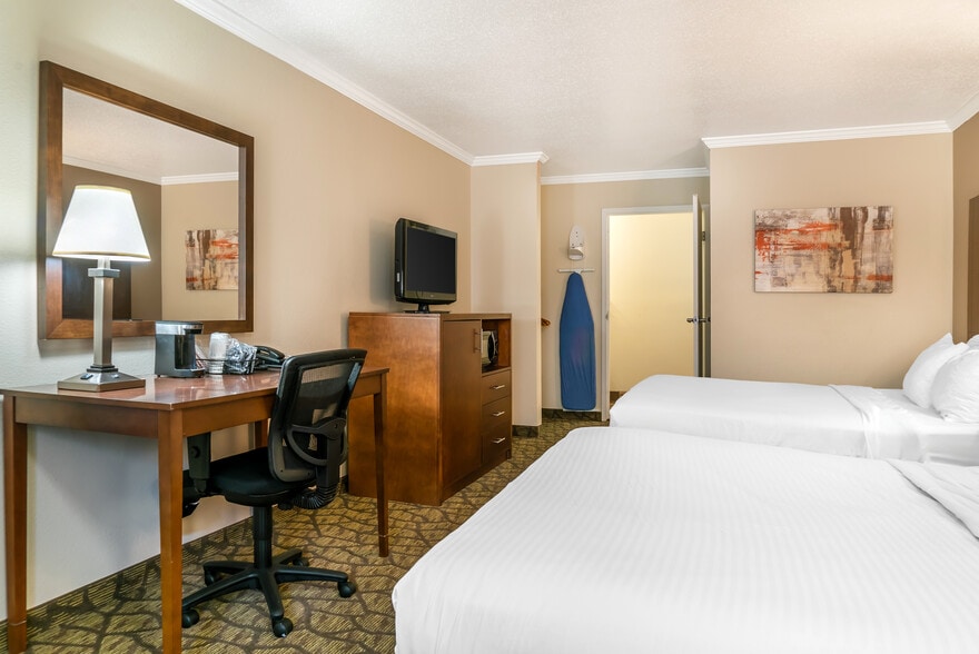 More Photos Of 10087 E Highland Rd, Hartland Hotel For Sale