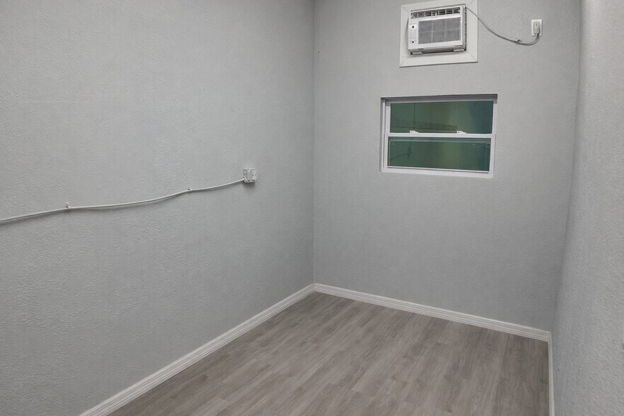 More Photos Of 2024 Princeton St, Sarasota Warehouse For Lease