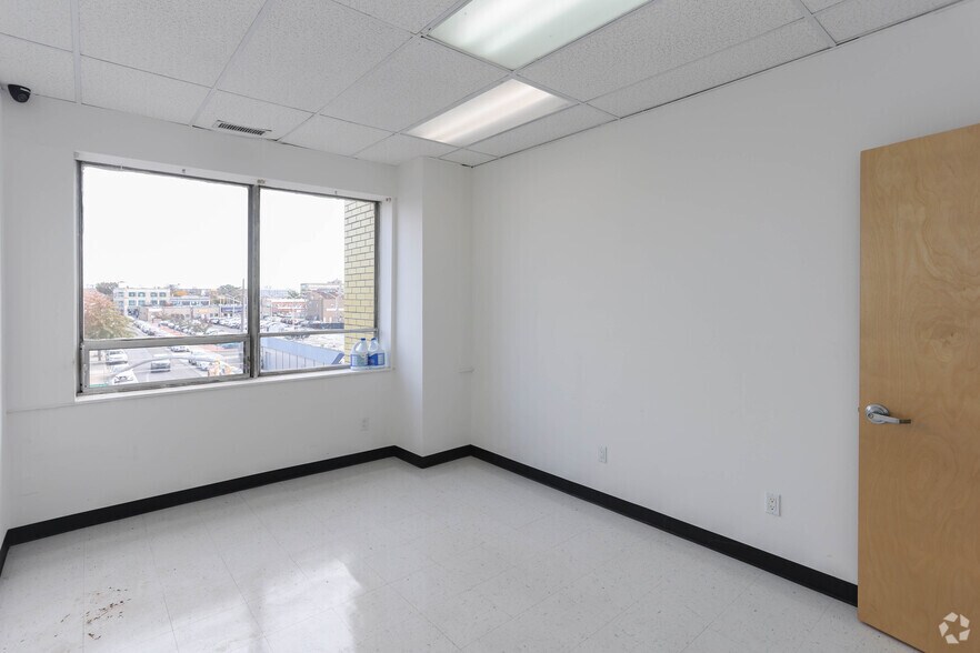 More Photos Of 91 N Franklin St, Hempstead Office For Sale
