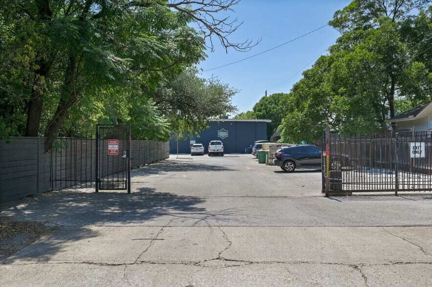 More Photos Of 5606 N Lamar Blvd, Austin Apartments For Sale