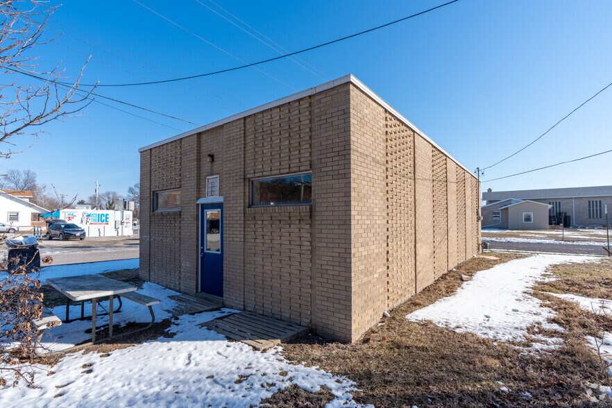 More Photos Of 515 N Monroe St, Litchfield Medical For Sale