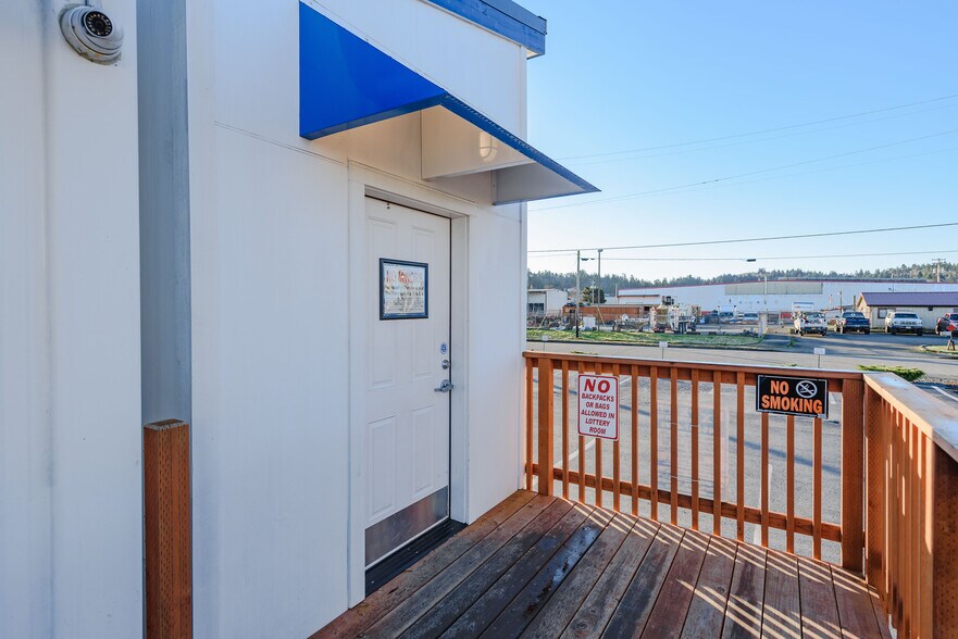 More Photos Of 102 Hall Ave, Coos Bay Restaurant For Sale