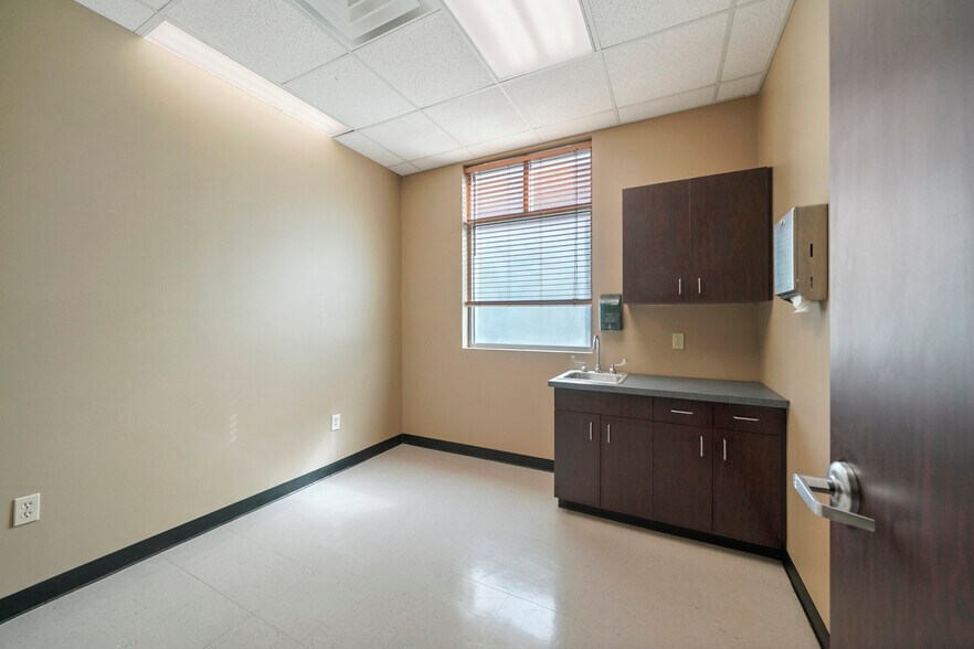 More Photos Of 3115 College Park Dr, Conroe Medical For Lease