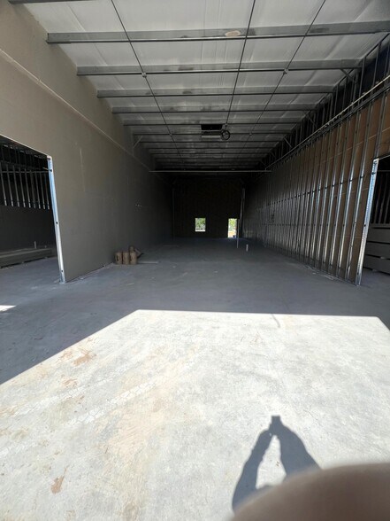 More Photos Of 16103 Lee Rd, Fort Myers Light Manufacturing For Lease