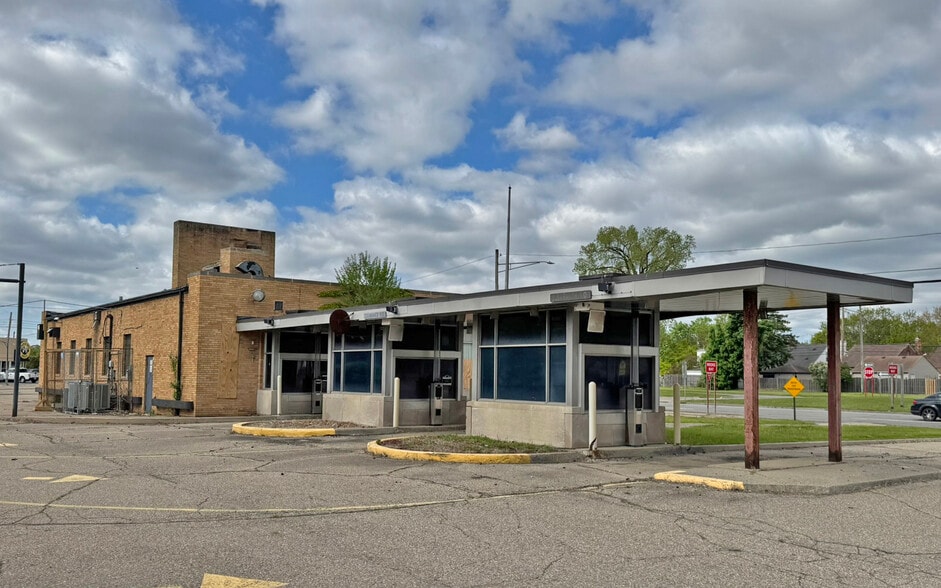 More Photos Of 850 N Telegraph Rd, Dearborn Bank For Sale