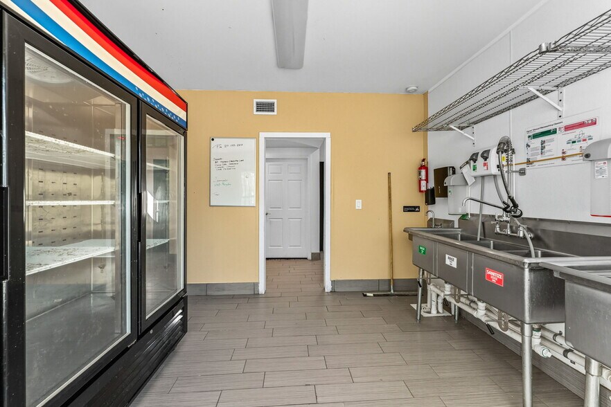 More Photos Of 3062 Beach Blvd S, Gulfport General Retail For Sale