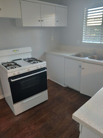 More Photos Of 1935 W Linden St, Riverside Apartments For Sale