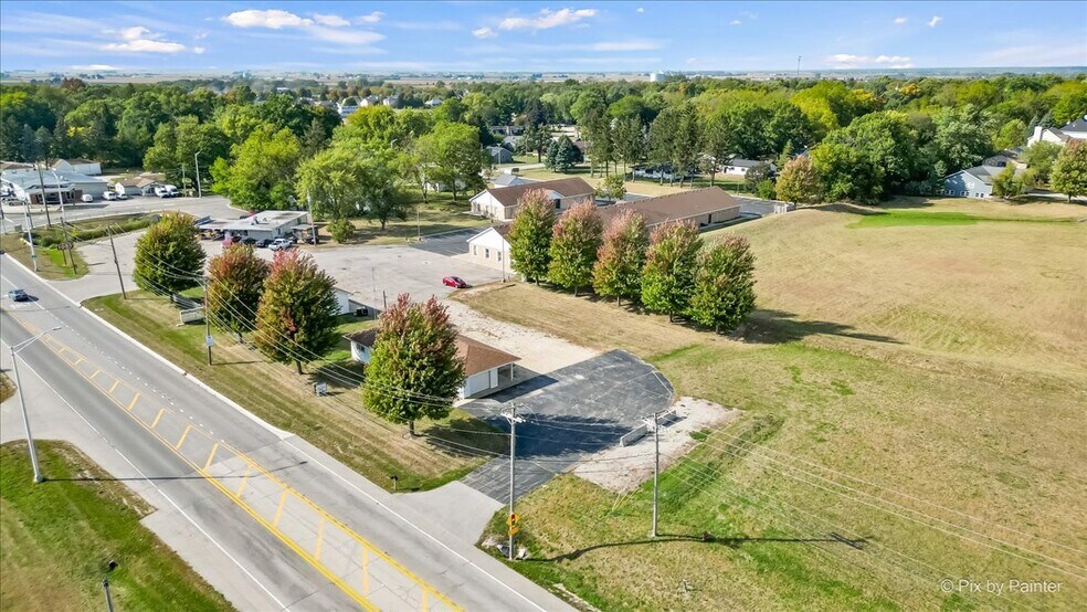 More Photos Of 124 E Oak Knoll Dr, Hampshire Office For Sale