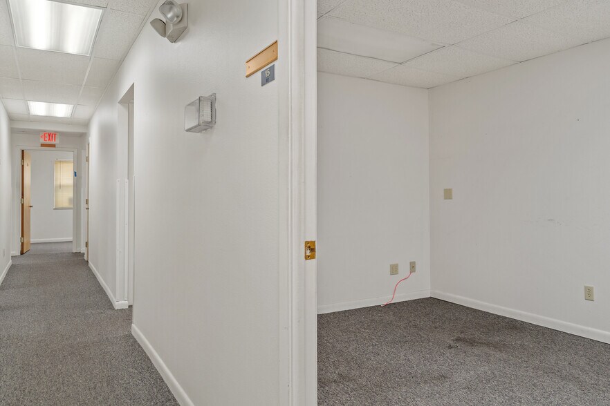 More Photos Of 601 S Us-41, Inverness Medical For Sale