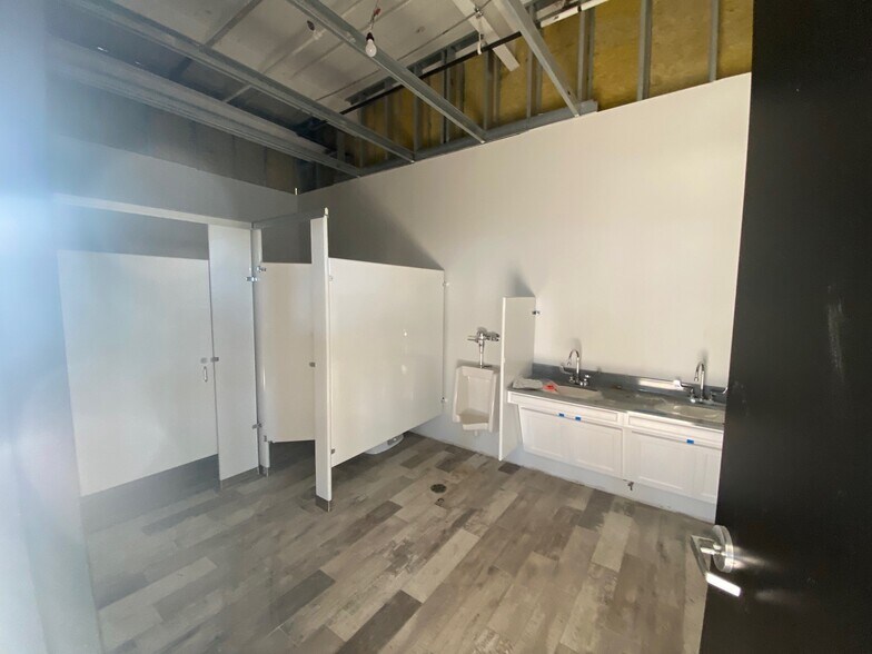 More Photos Of 135 E Howard St, Quincy Warehouse For Lease