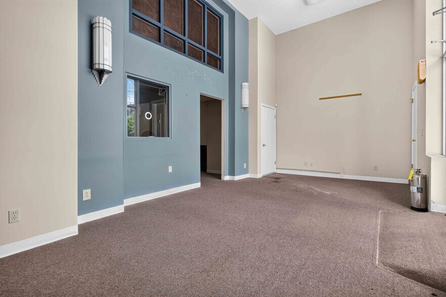 More Photos Of 38 Sycamore St, Jefferson Office For Sale