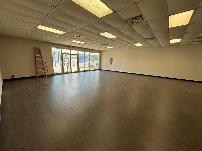More Photos Of 800 S Locust St, Denton Storefront Retail Office For Lease